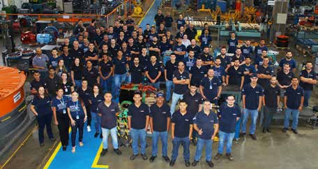 Equipe Dismotor celebrando os resultados de 2023